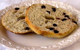 Picture of sliced blueberry bagel on plastic plate Picture of sliced blueberry bagel on plastic plate